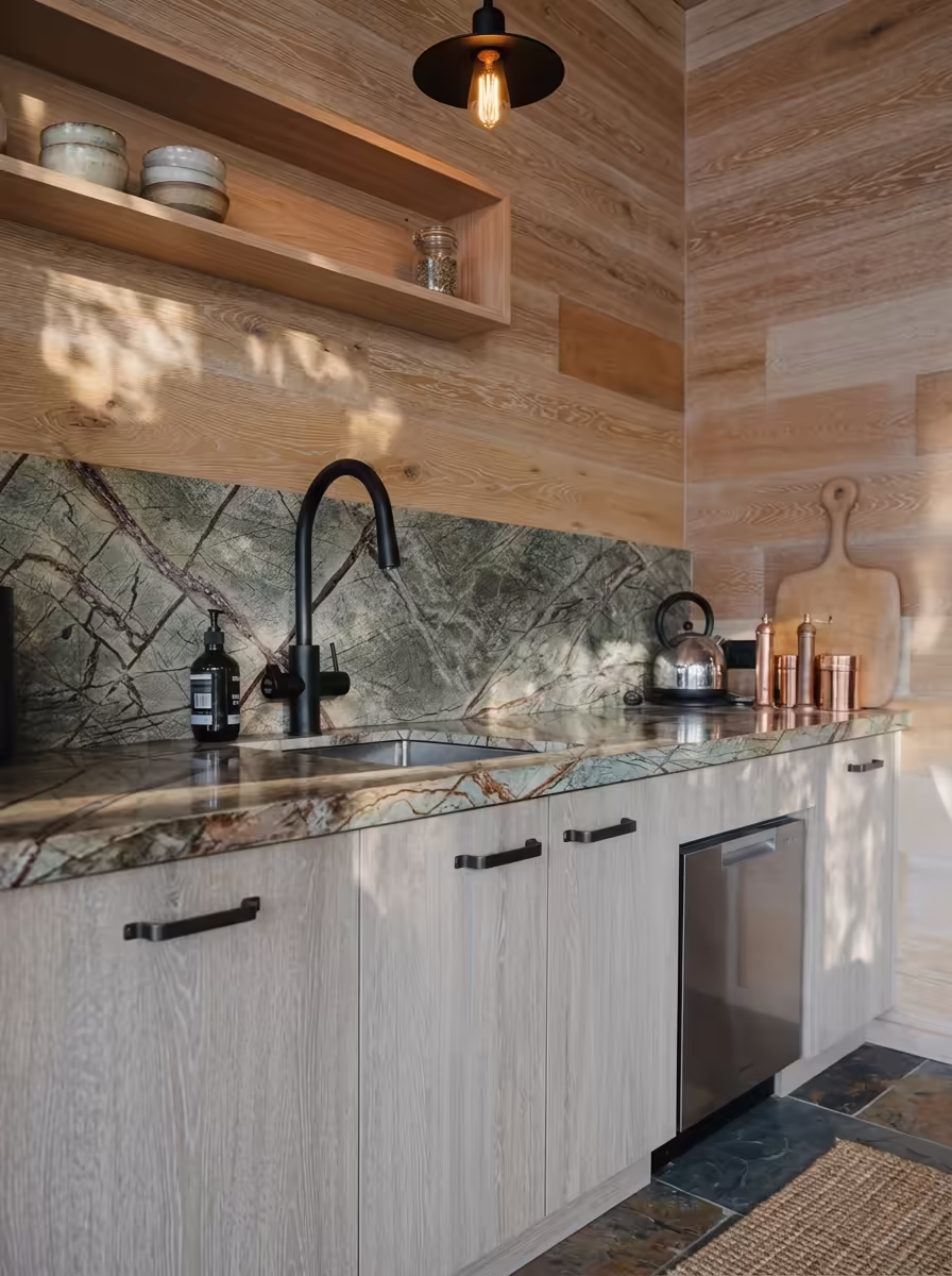 Fotografía inmobiliaria de una cocina rústica con acabados de madera en Cataluña.