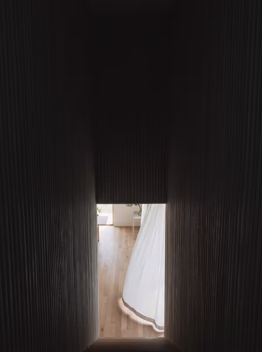 Fotografía inmobiliaria destacando la textura de mármol en el suelo con detalles.