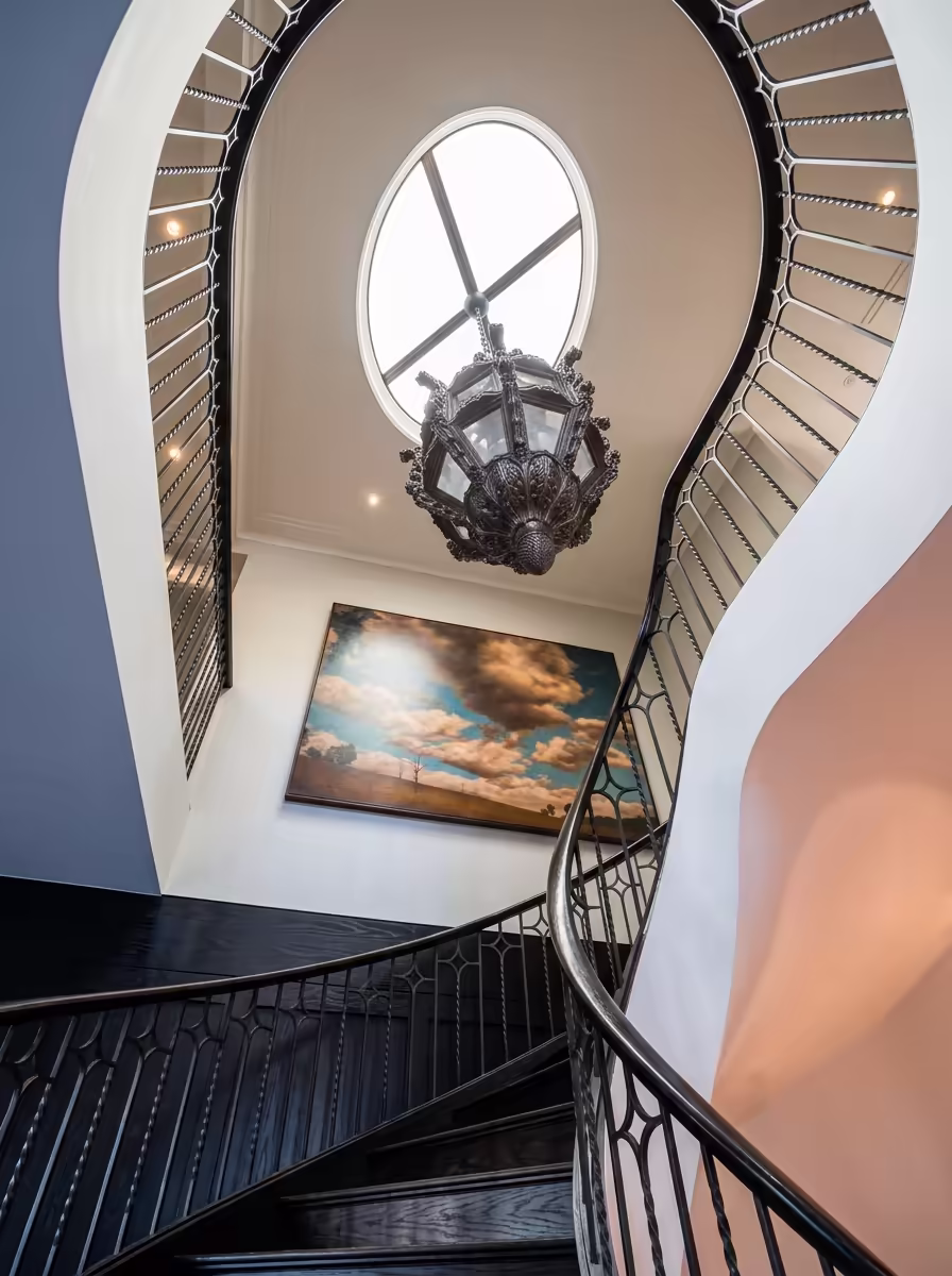 Fotografía de interiores de lujo mostrando una escalera de caracol de diseño en Cataluña.
