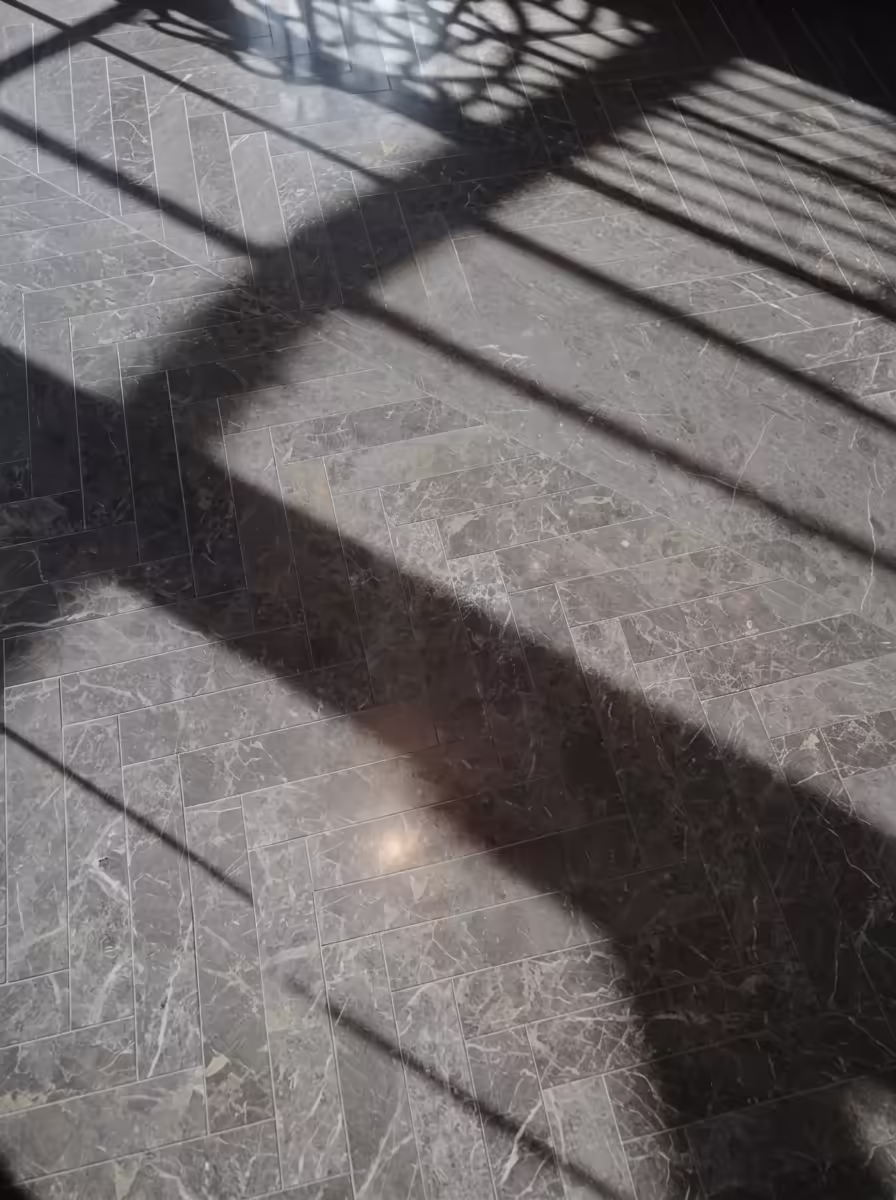 Fotografía de interiores minimalista resaltando la luz natural y los detalles.