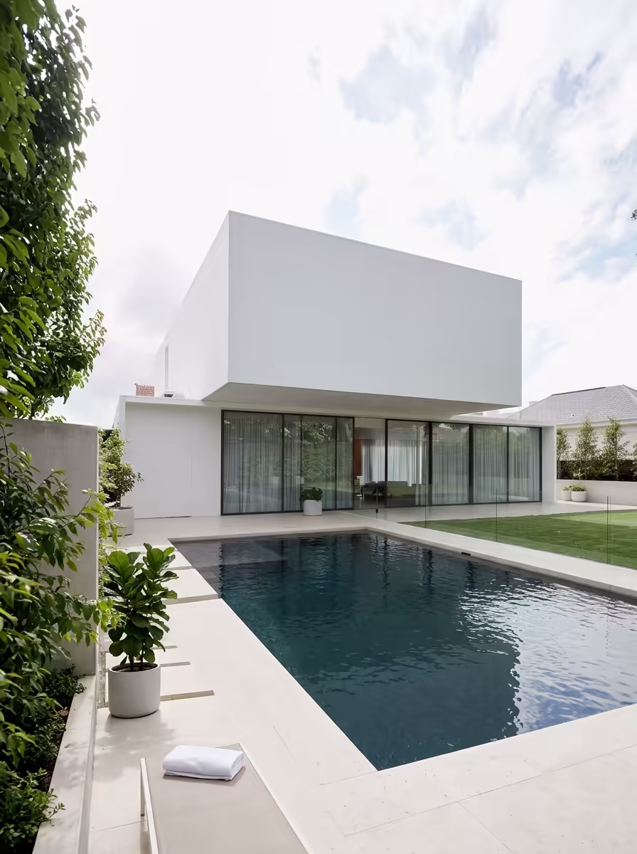 Producción audiovisual inmobiliaria de una villa moderna con piscina.