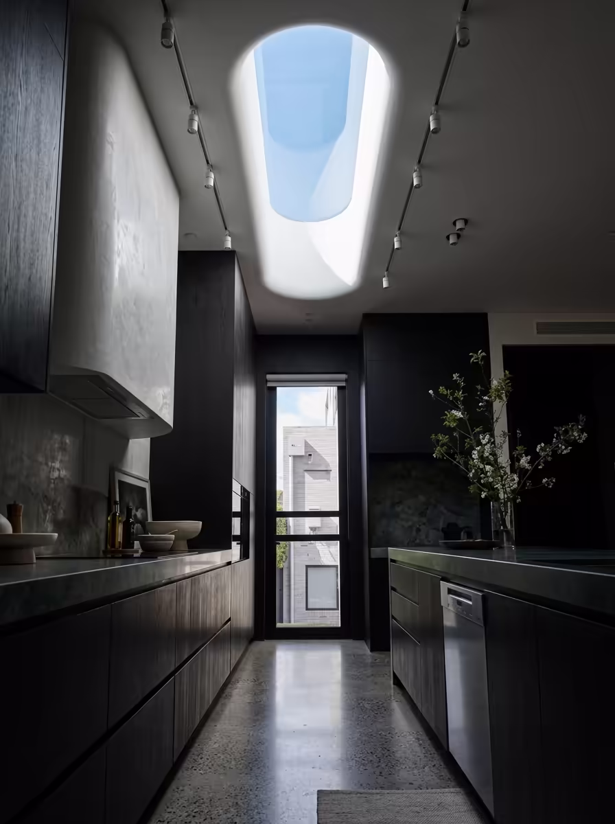 Reportaje fotográfico de casas destacando una cocina moderna con tragaluz.