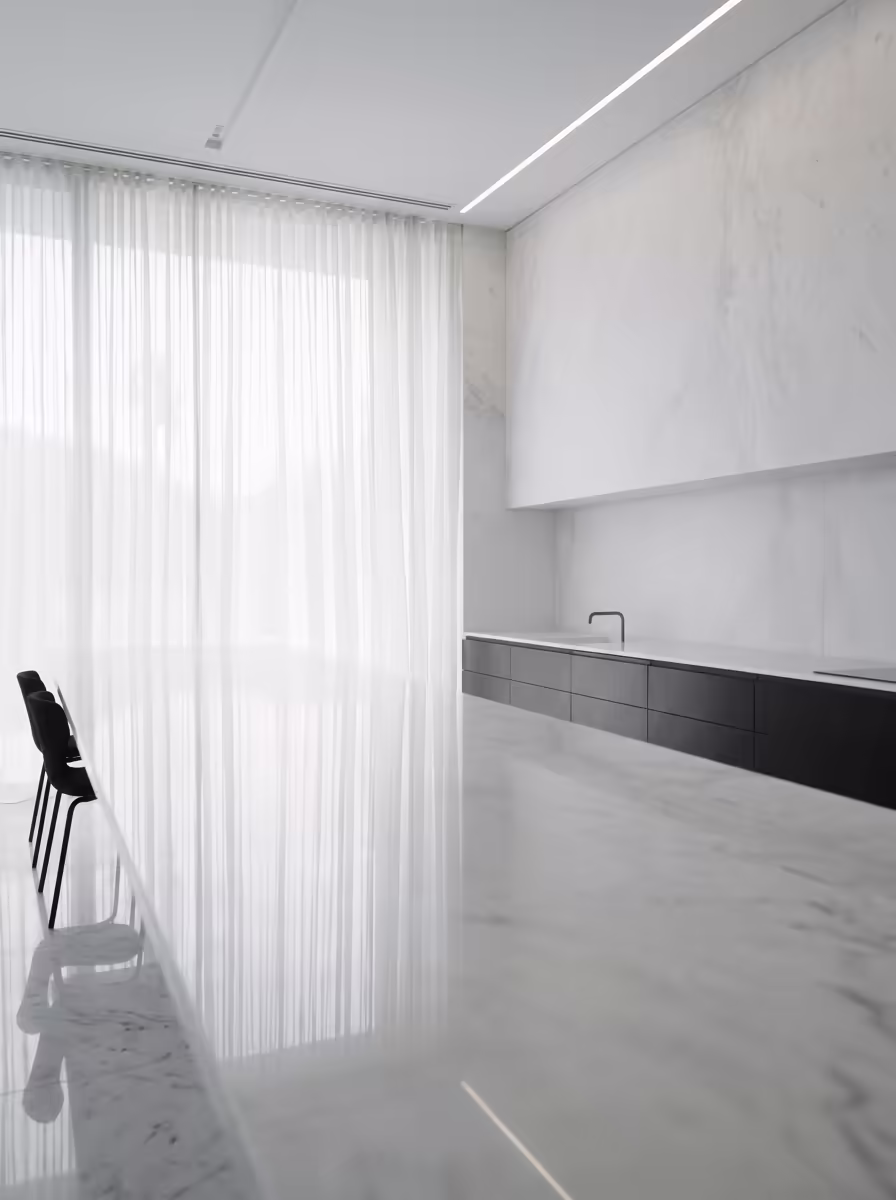 Vídeo de casas de lujo mostrando una cocina minimalista blanca en Cataluña.