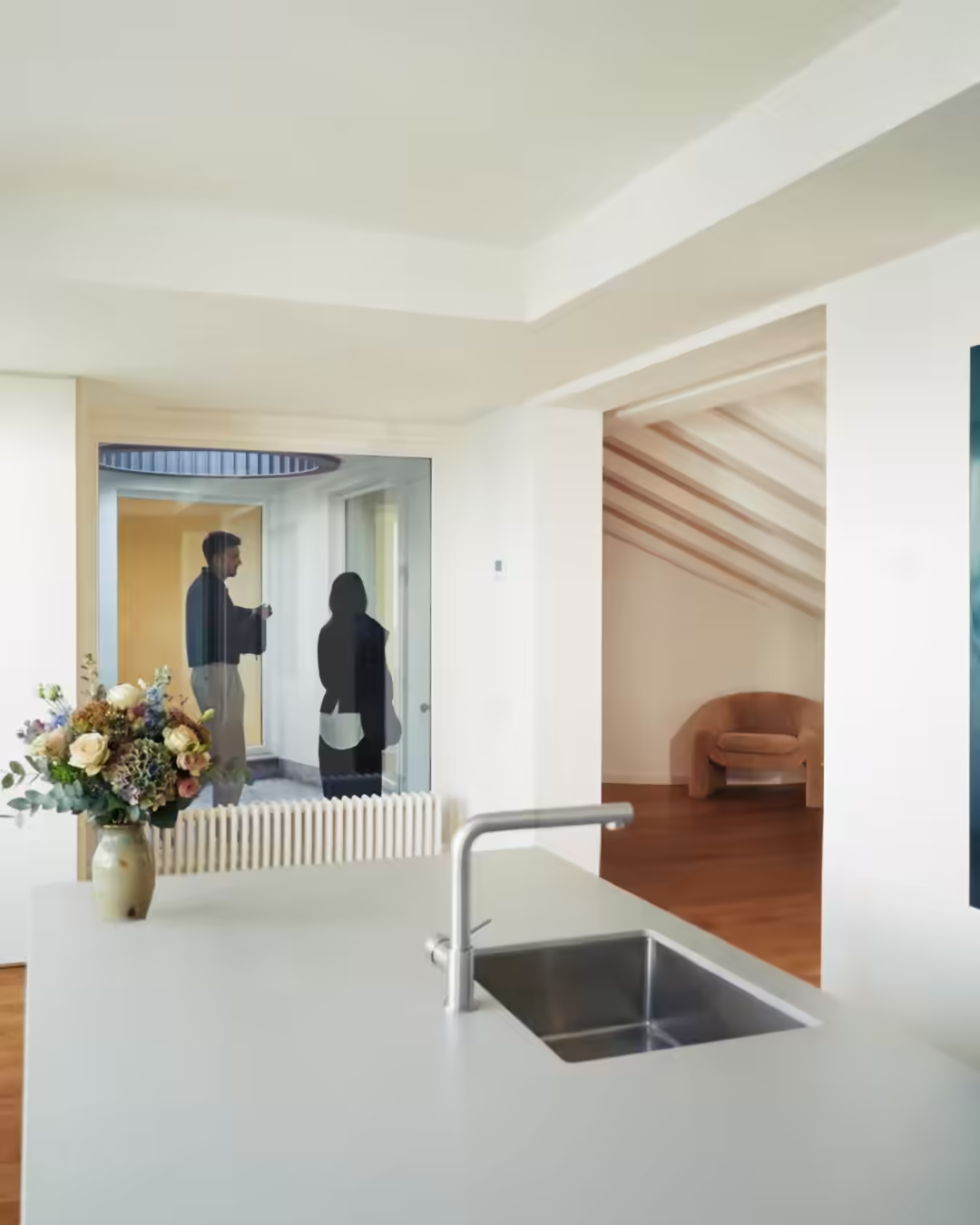 Cinematografía inmobiliaria mostrando pareja en cocina