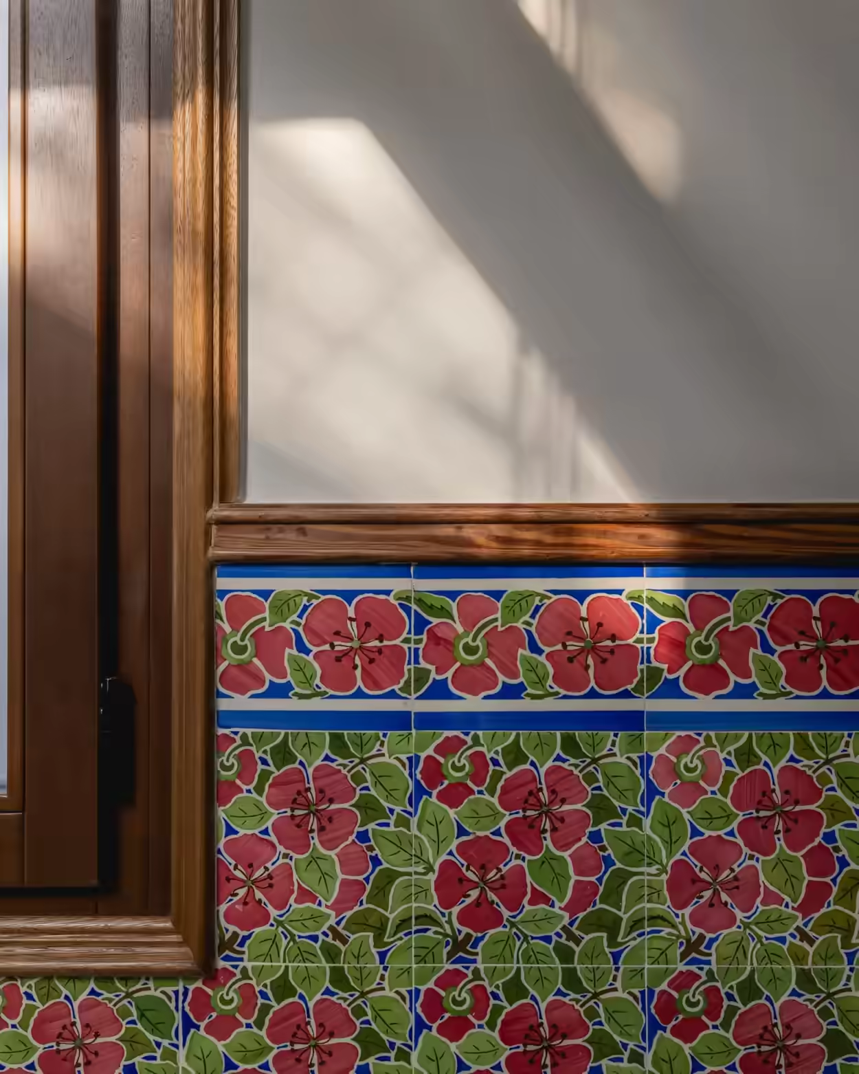 Fotografía inmobiliaria de detalles destacando azulejos florales