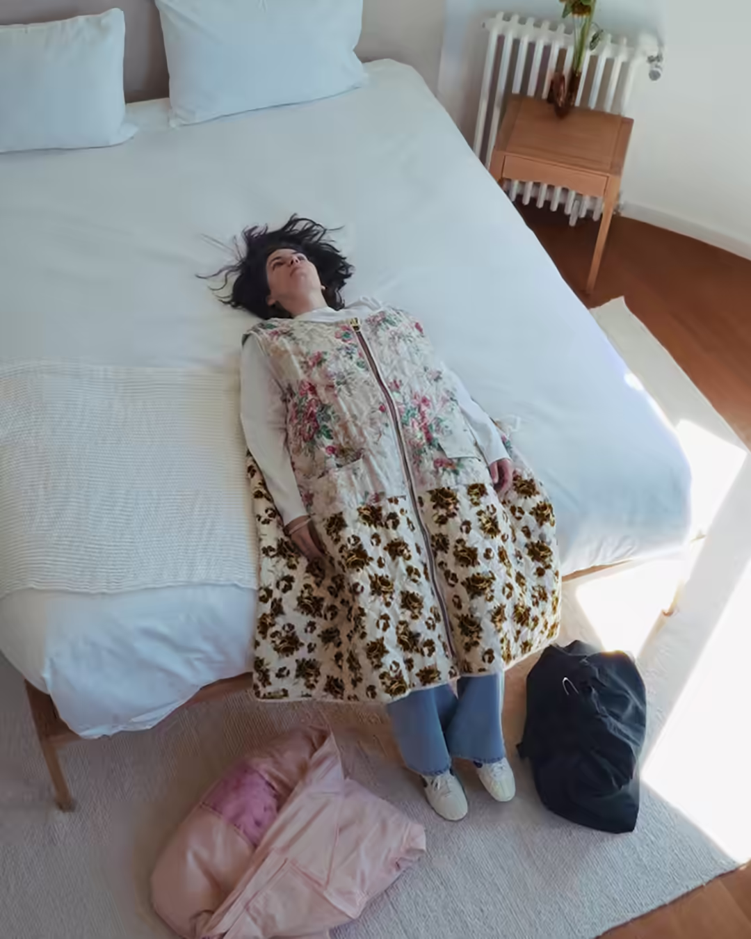 Vídeo inmobiliario mostrando mujer descansando