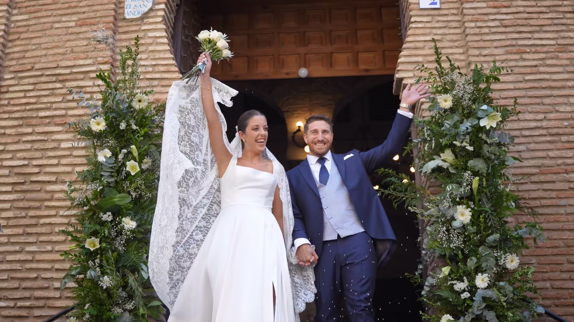 Reel de boda mostrando una salida de ceremonia clásica reinventada